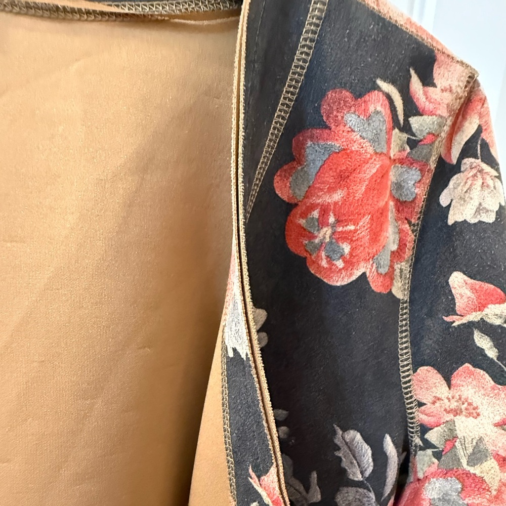 Solitaire Floral Jacket - Black and Red - Picture 8 of 8